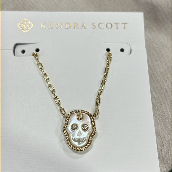 Kendra Scott Skeleton Gold Short Pendant Necklace in Ivory Mother-of-Pearl - Picture 3 of 4